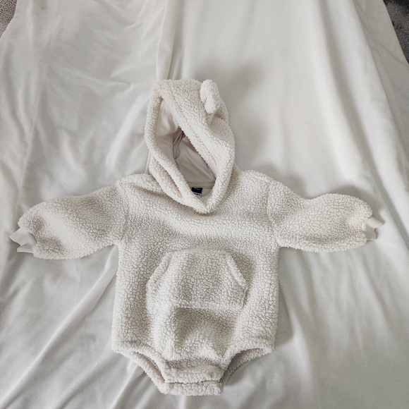 Old Navy Other - Old Navy 12-18 month sherpa hooded pocket bubble romper